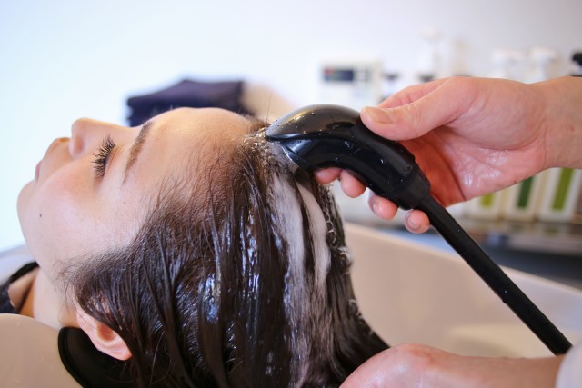頭を洗われている女性