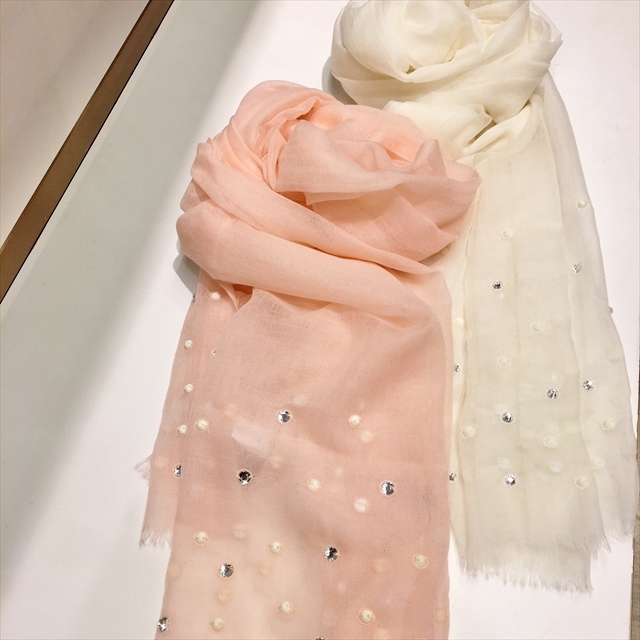 ピンクや白のスカーフ